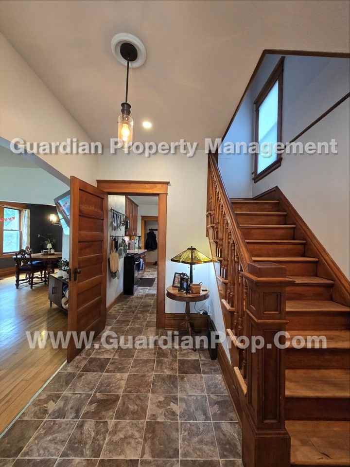 817 Stryker Ave - Photo 4 of 21