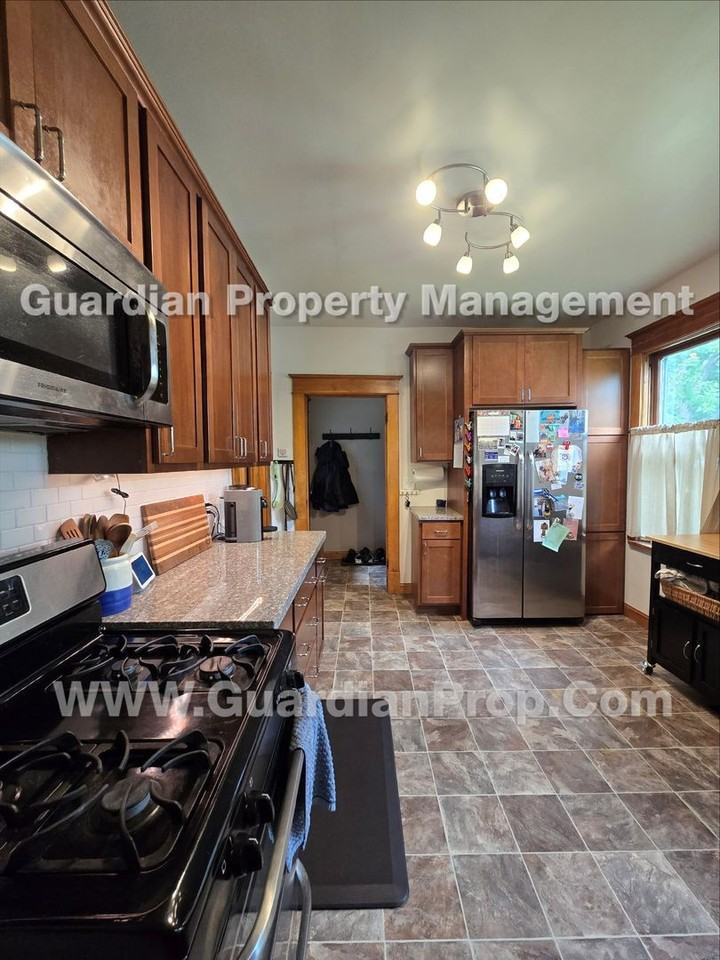817 Stryker Ave - Photo 5 of 21