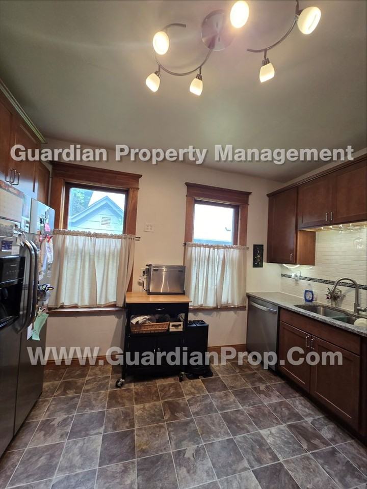 817 Stryker Ave - Photo 6 of 21