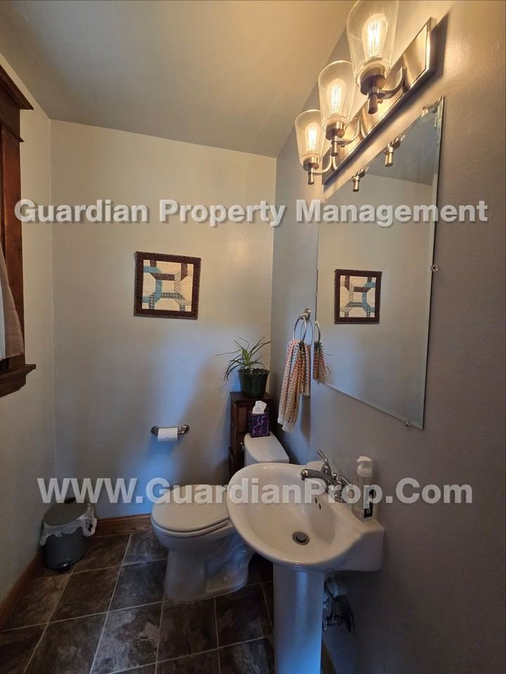 817 Stryker Ave - Photo 7 of 21