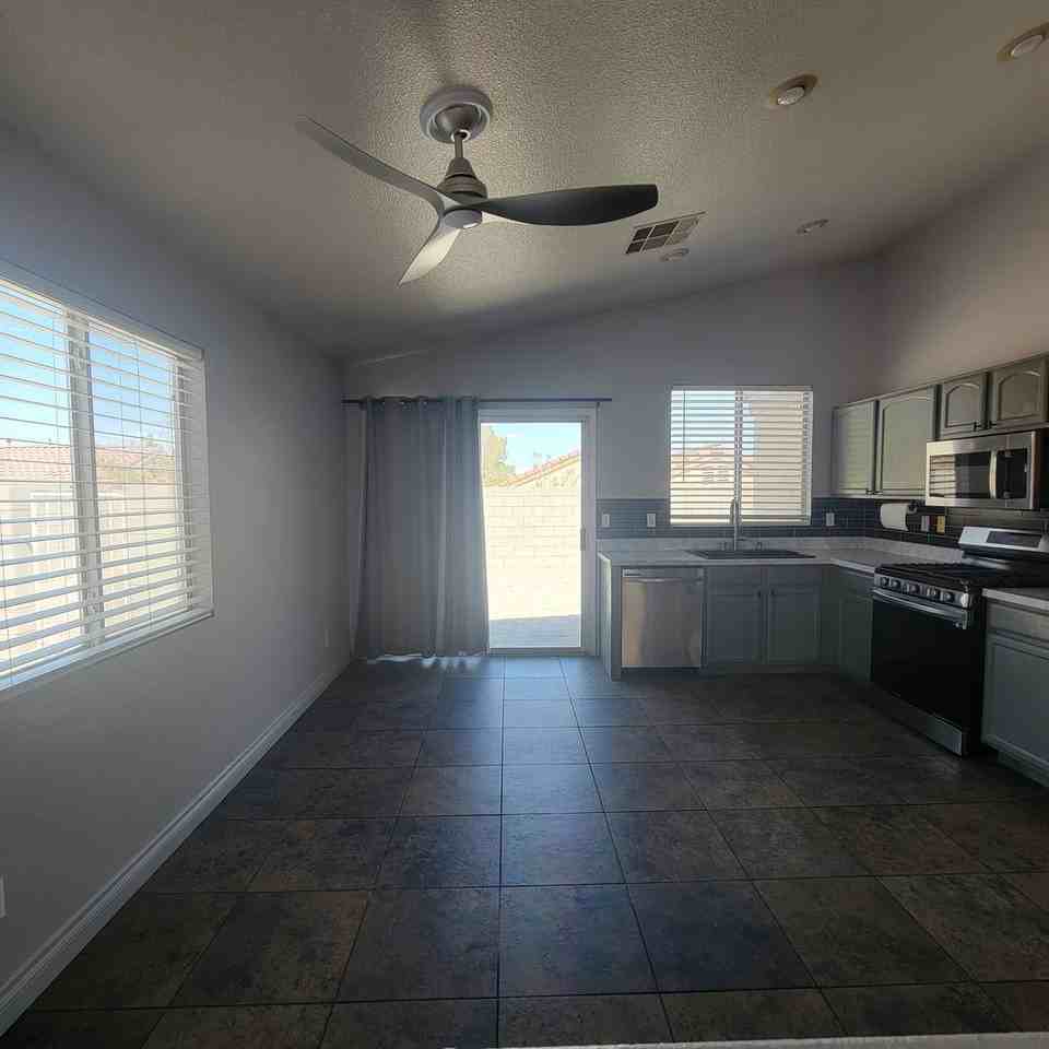 5916 Kenmore St - Photo 5 of 20