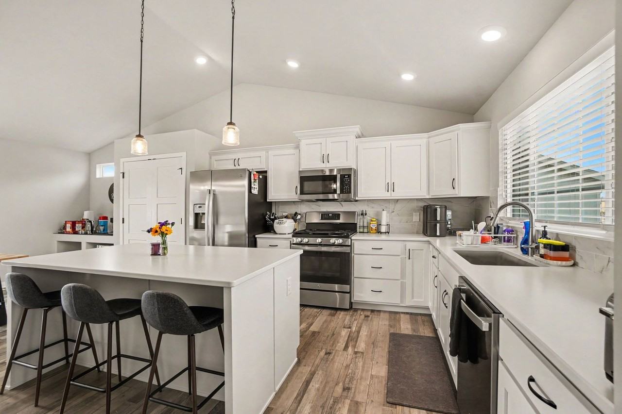 14703 S 19th St - Photo 3 of 25