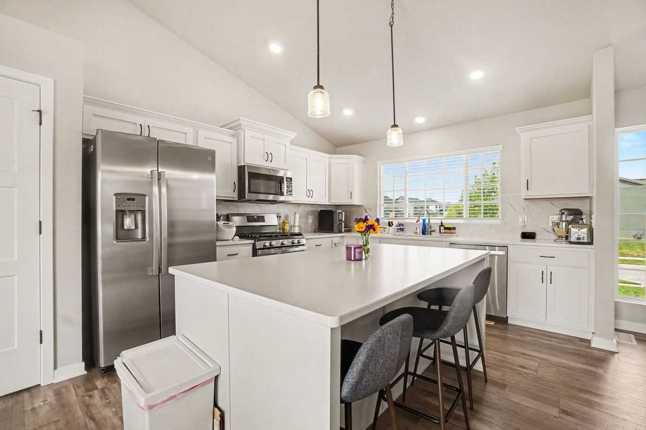 14703 S 19th St - Photo 4 of 25