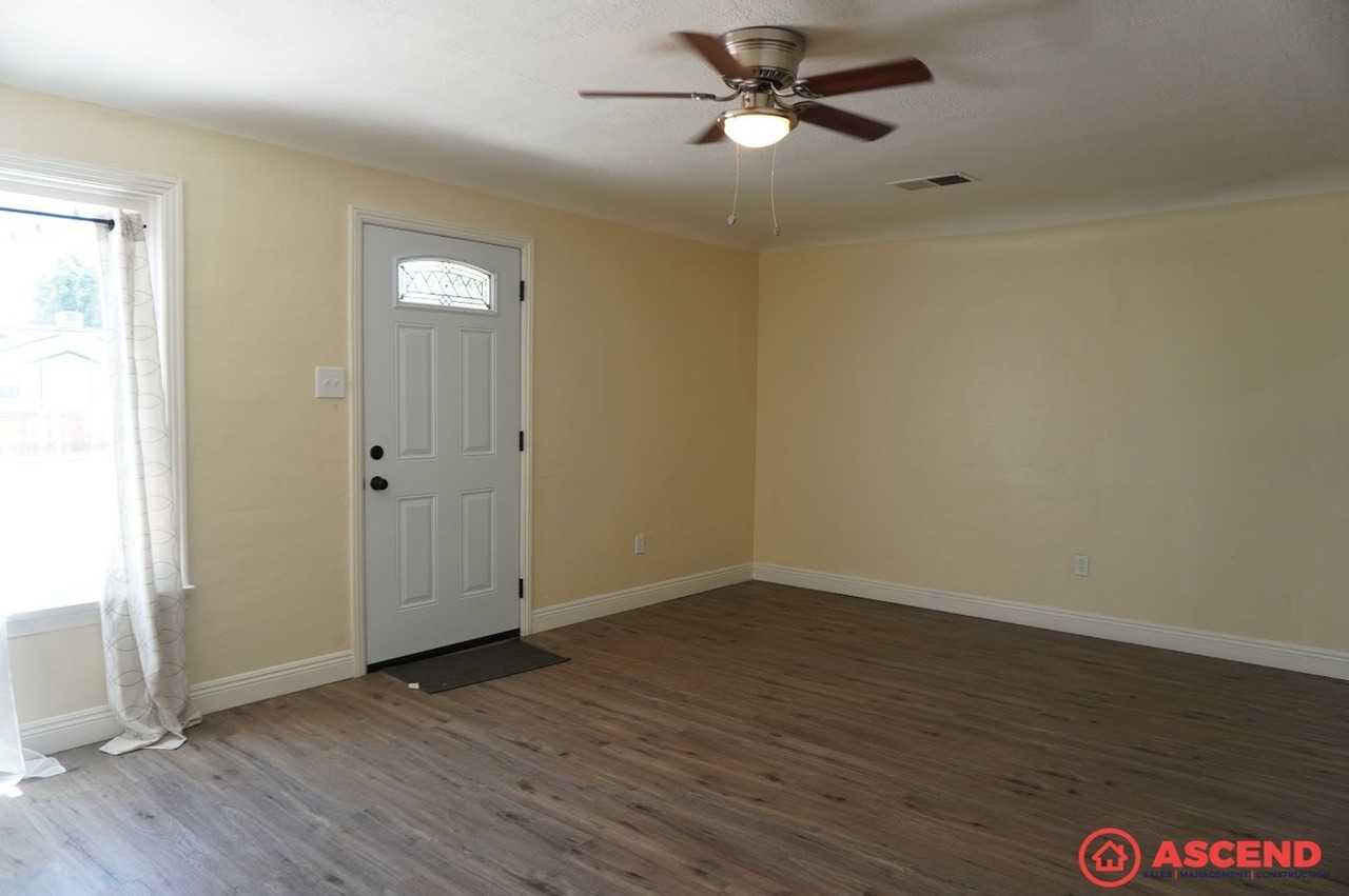 1106 Wilson Ave - Photo 2 of 10