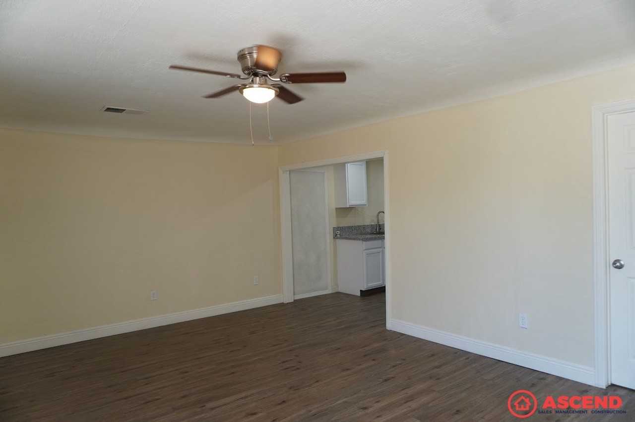 1106 Wilson Ave - Photo 4 of 10
