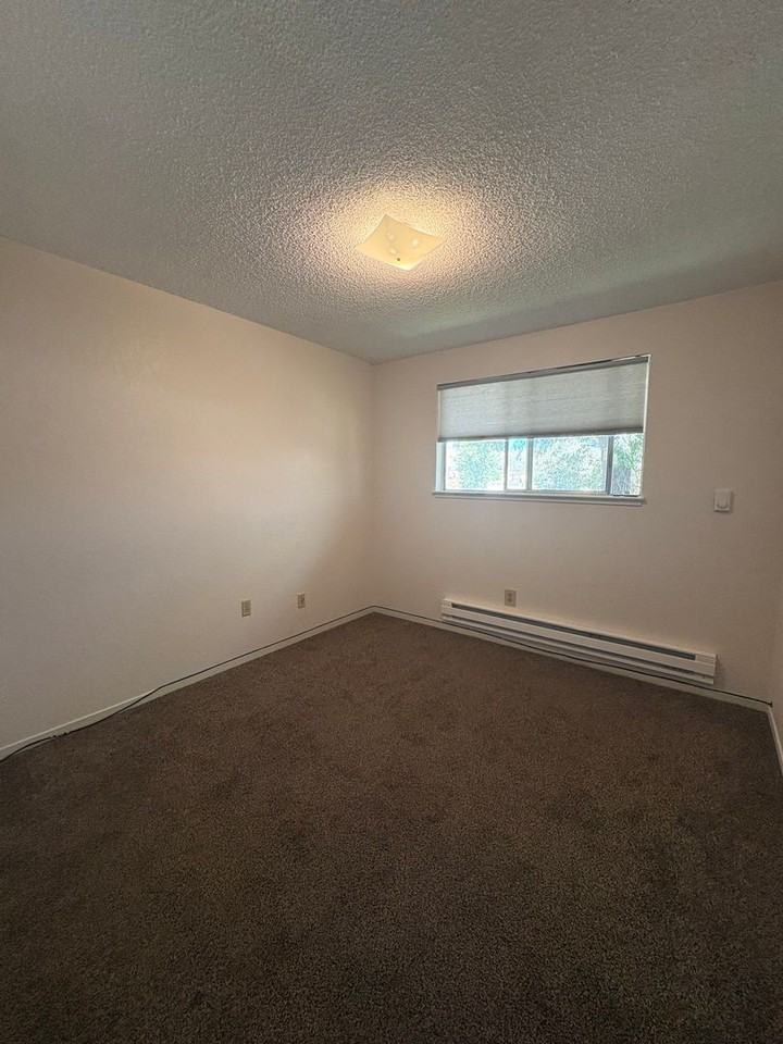 2702 W Modoc Ct - Photo 6 of 12