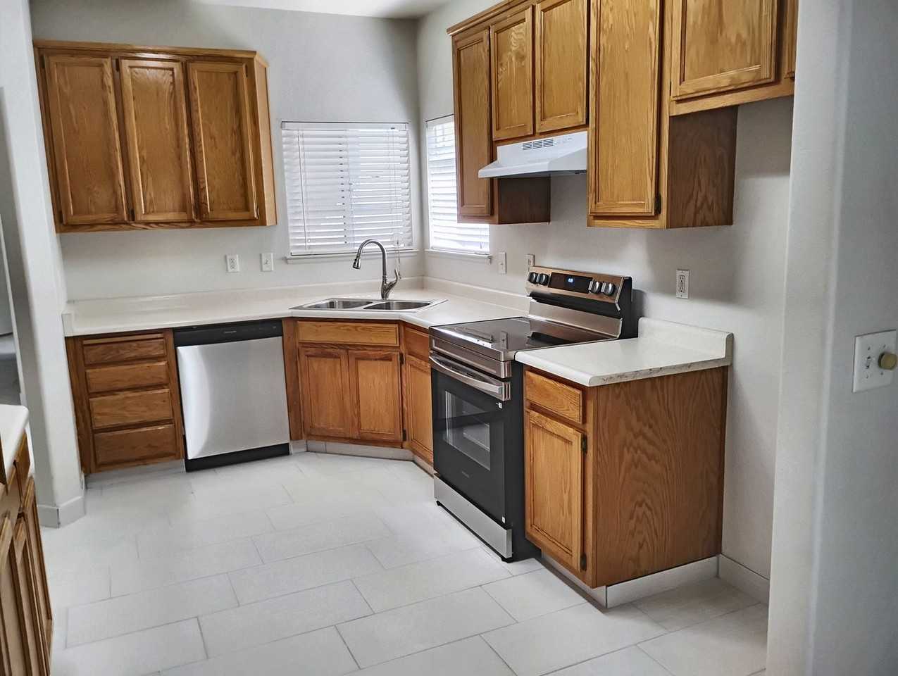 628 Gateway Dr - Photo 3 of 17