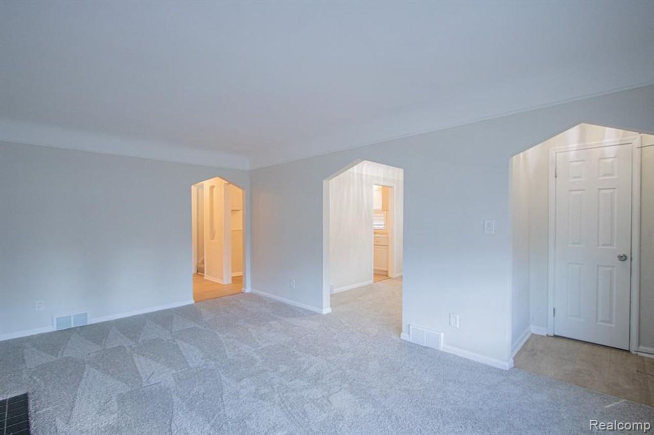 16896 Manor St - Photo 2 of 25