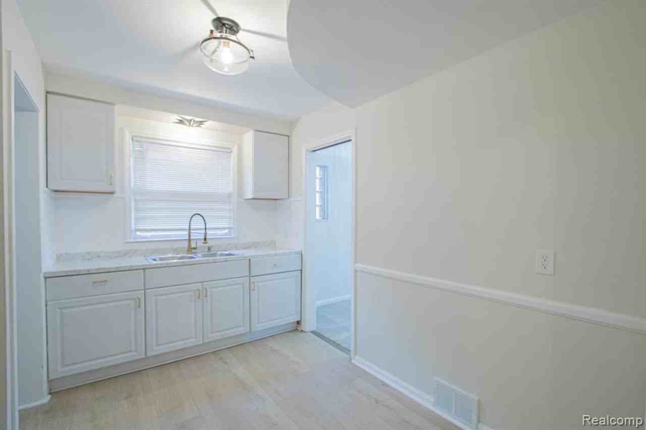 16896 Manor St - Photo 7 of 25