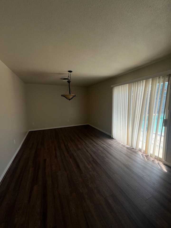 2805 Campbell Ln - Photo 2 of 14