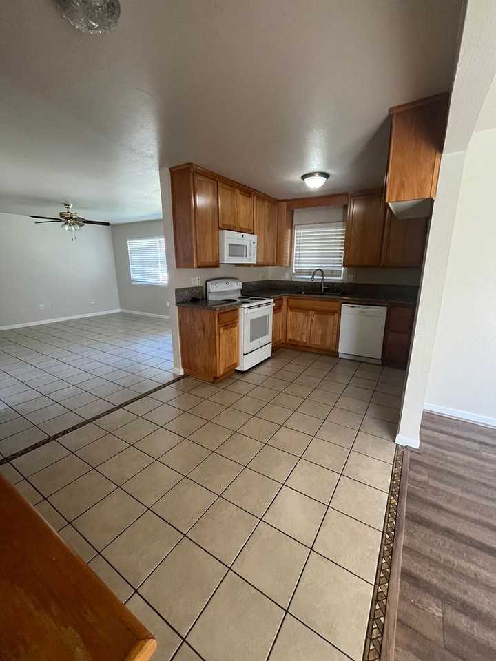 2805 Campbell Ln - Photo 5 of 14