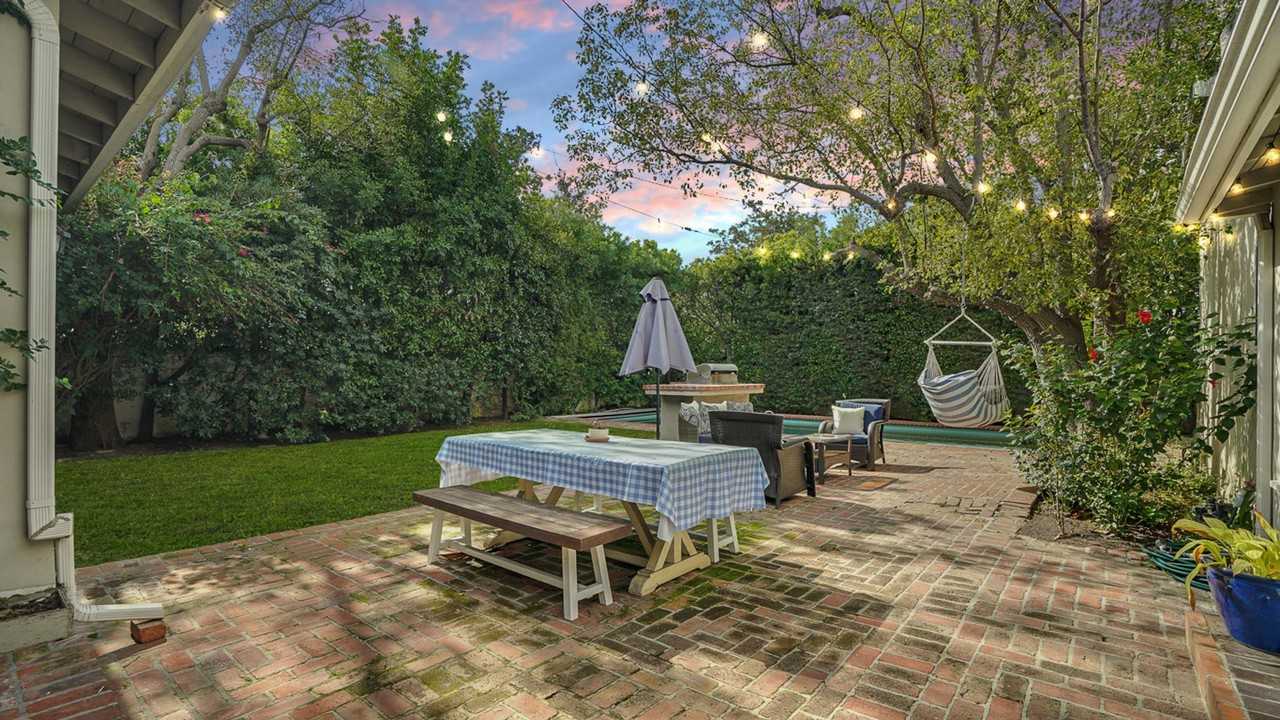 13360 Magnolia Blvd - Photo 4 of 50
