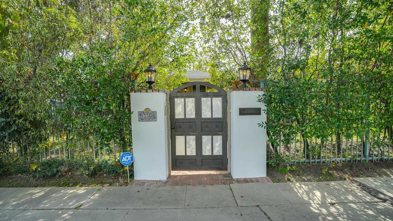 13360 Magnolia Blvd - Photo 6 of 50