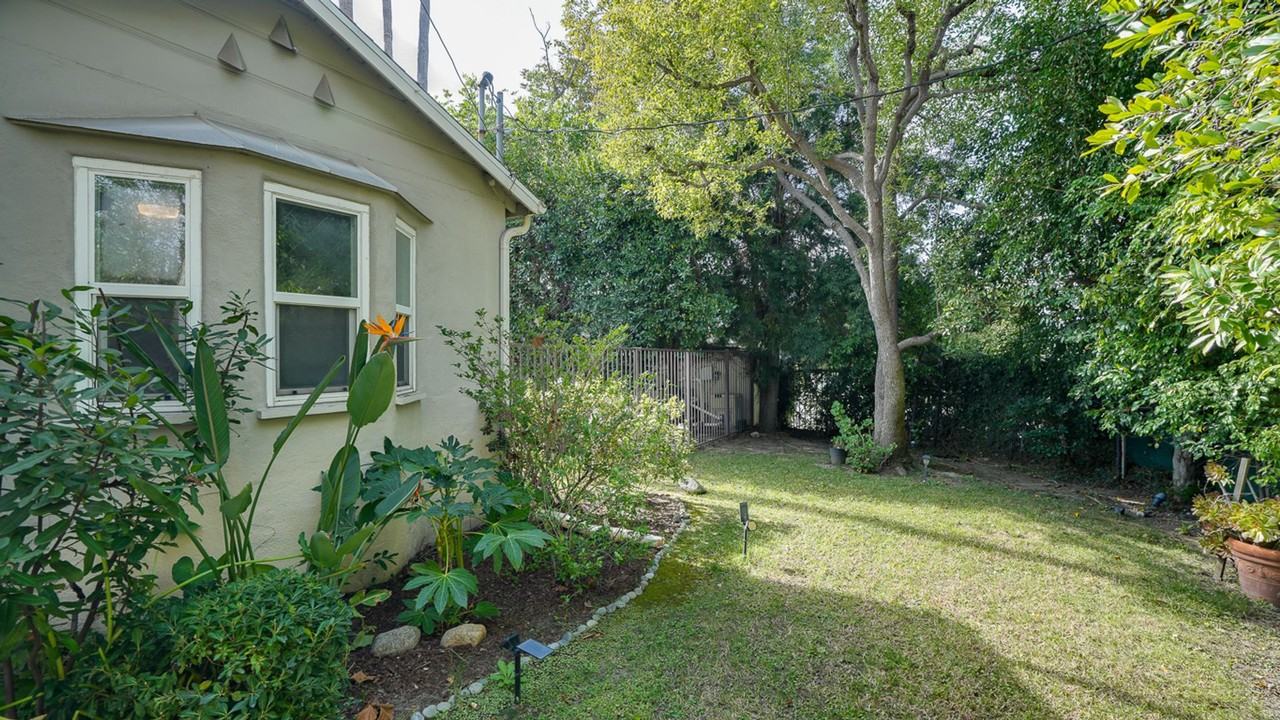 13360 Magnolia Blvd - Photo 7 of 50