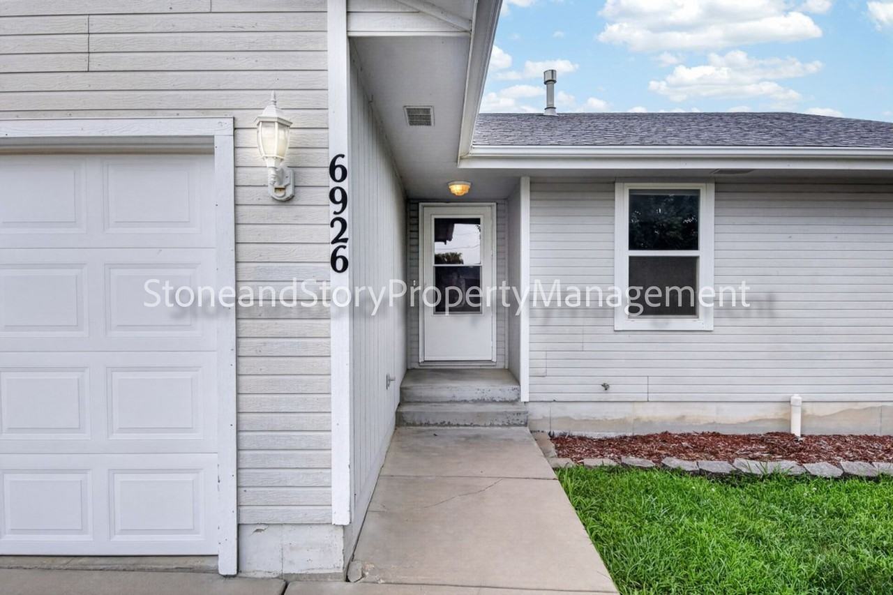 6926 Sw 17th St - Photo 2 of 40