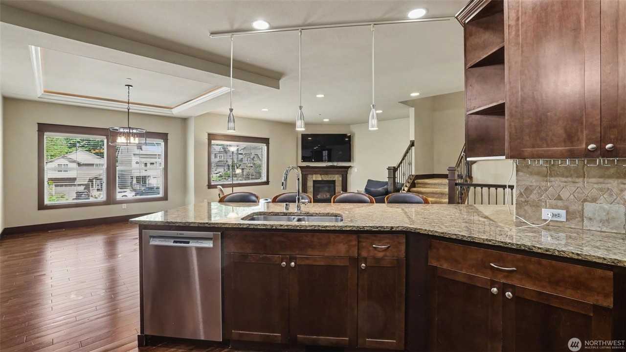 1357 Elma Pl Ne - Photo 5 of 28