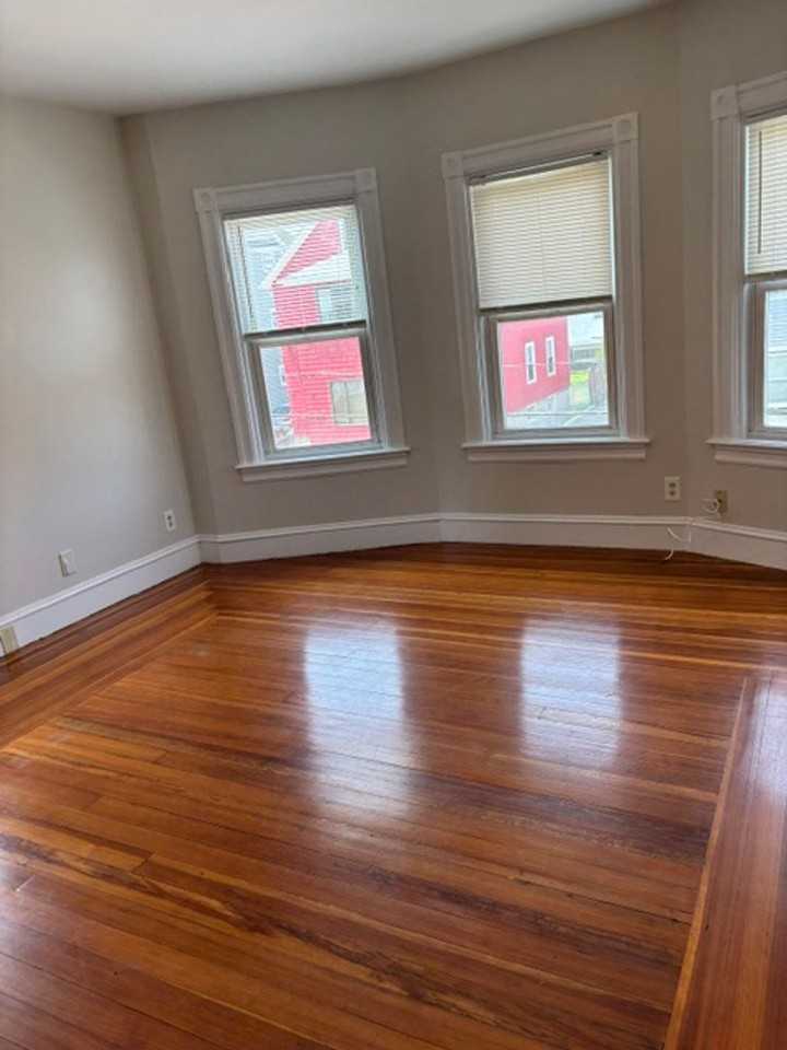 Pawt  2nd Floor 3 Bed - Photo 3 of 19
