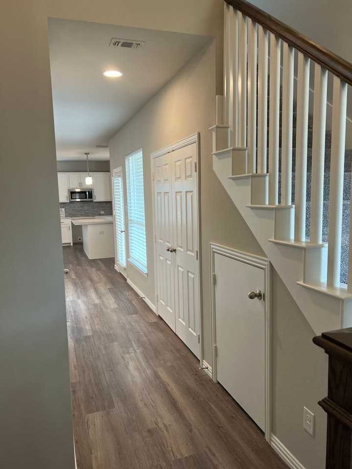 212 Wayside Ct - Photo 3 of 16