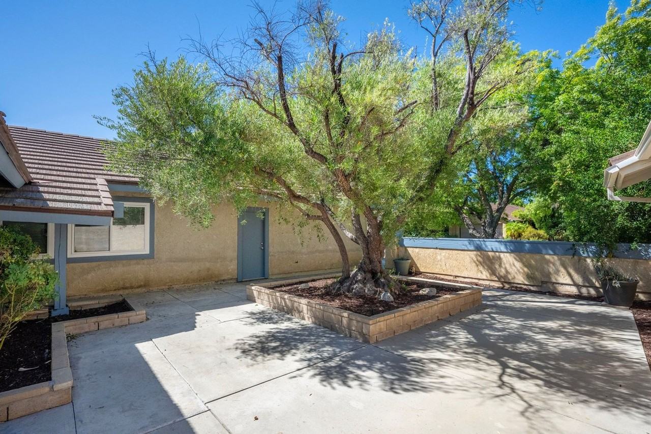 25634 Salceda Rd - Photo 4 of 34