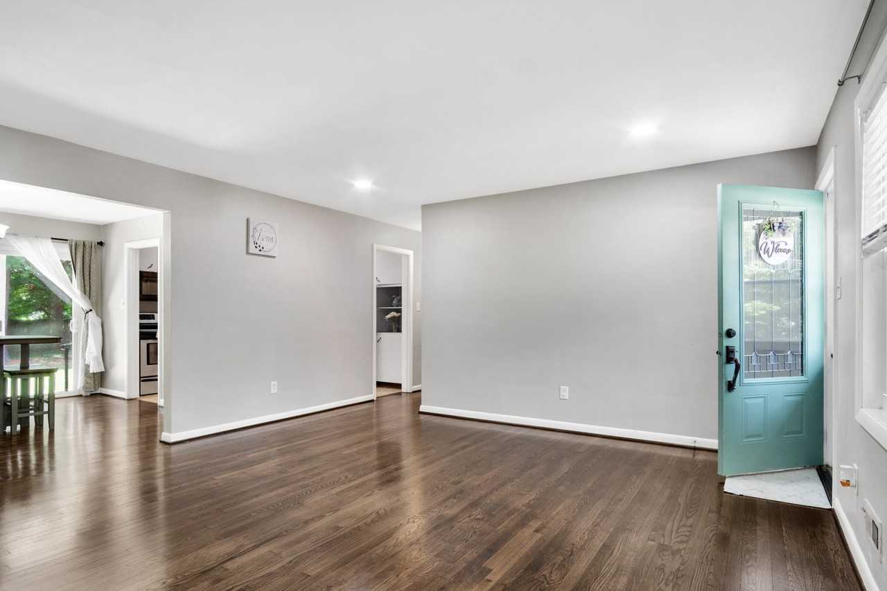 114 Thomas Nelson Ln - Photo 6 of 32