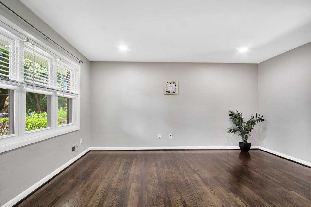 114 Thomas Nelson Ln - Photo 7 of 32