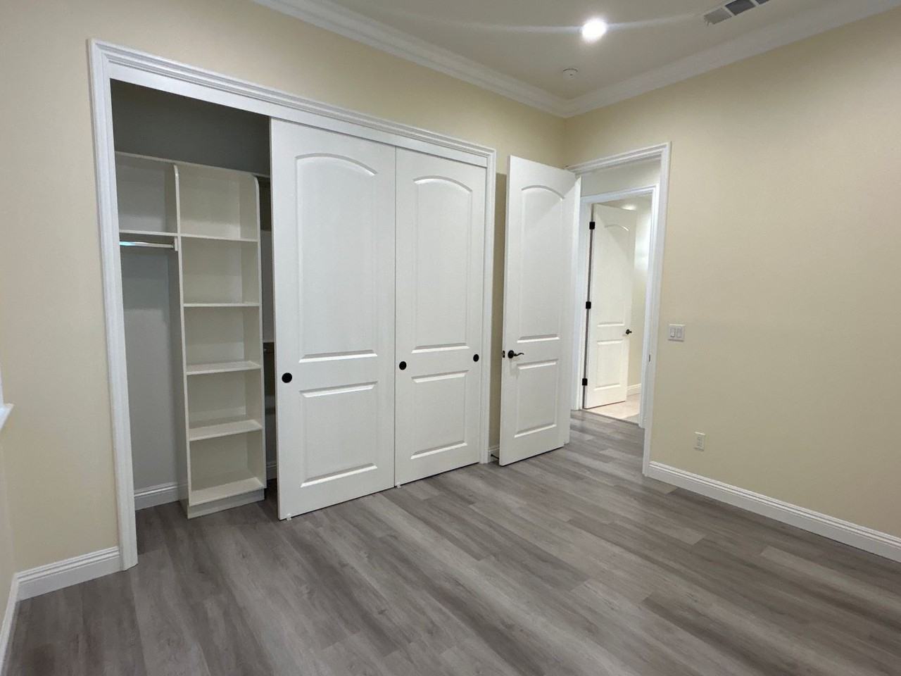5552 Welland Ave - Photo 7 of 19