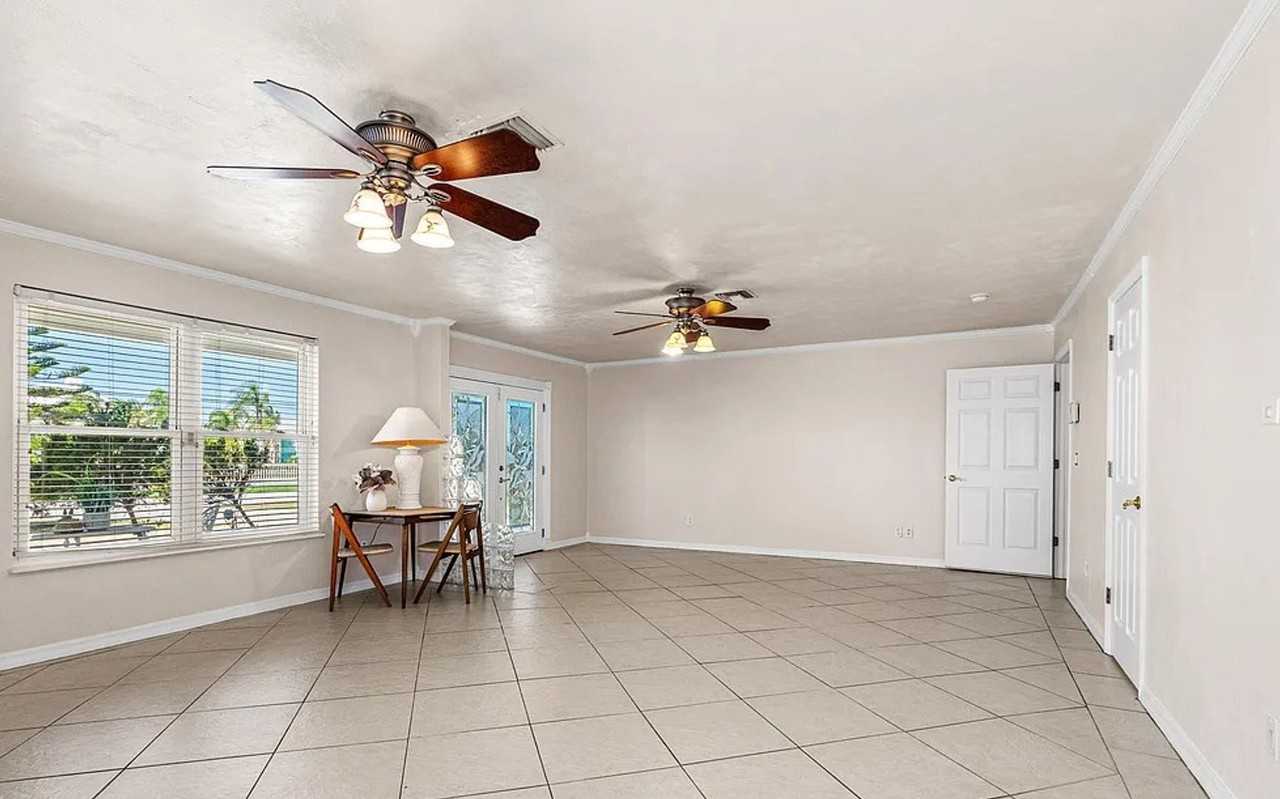 863 Riverside Dr - Photo 2 of 10