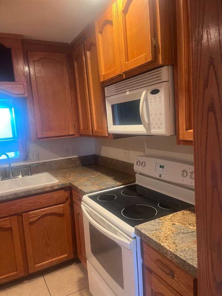 870 Palm Cir - Photo 2 of 11