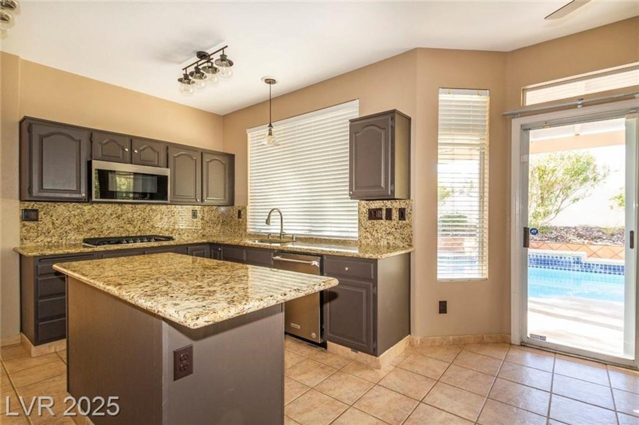 2121 Whitebirch Ln - Photo 3 of 28