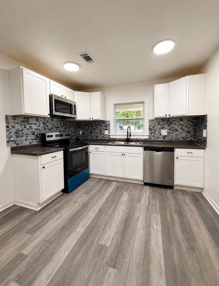 1427 Adrian Ln - Photo 2 of 18