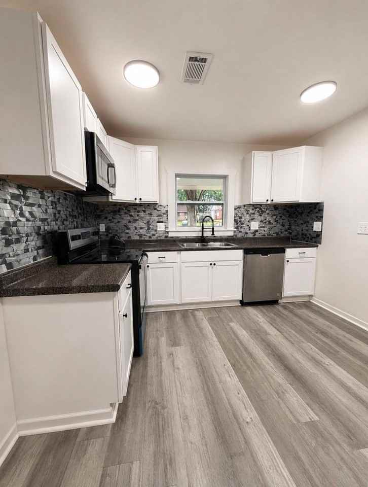 1427 Adrian Ln - Photo 3 of 18