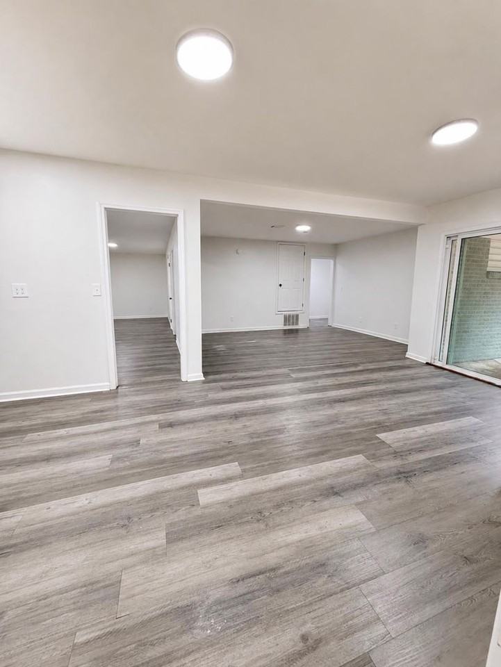 1427 Adrian Ln - Photo 4 of 18