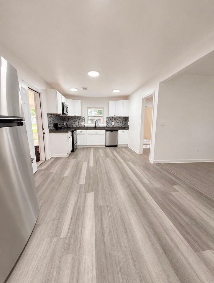 1427 Adrian Ln - Photo 5 of 18