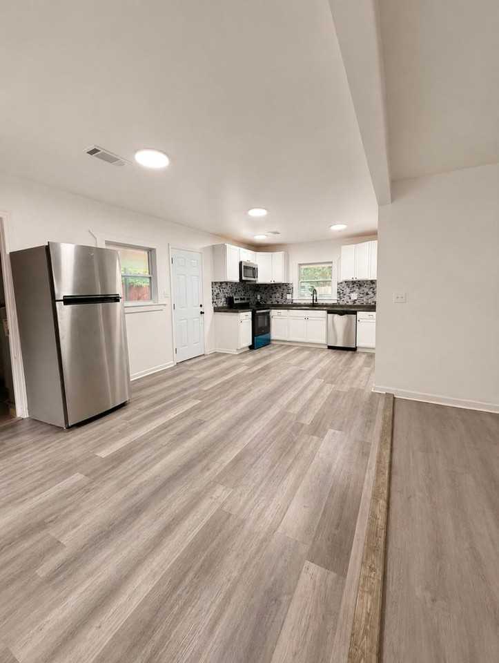 1427 Adrian Ln - Photo 6 of 18