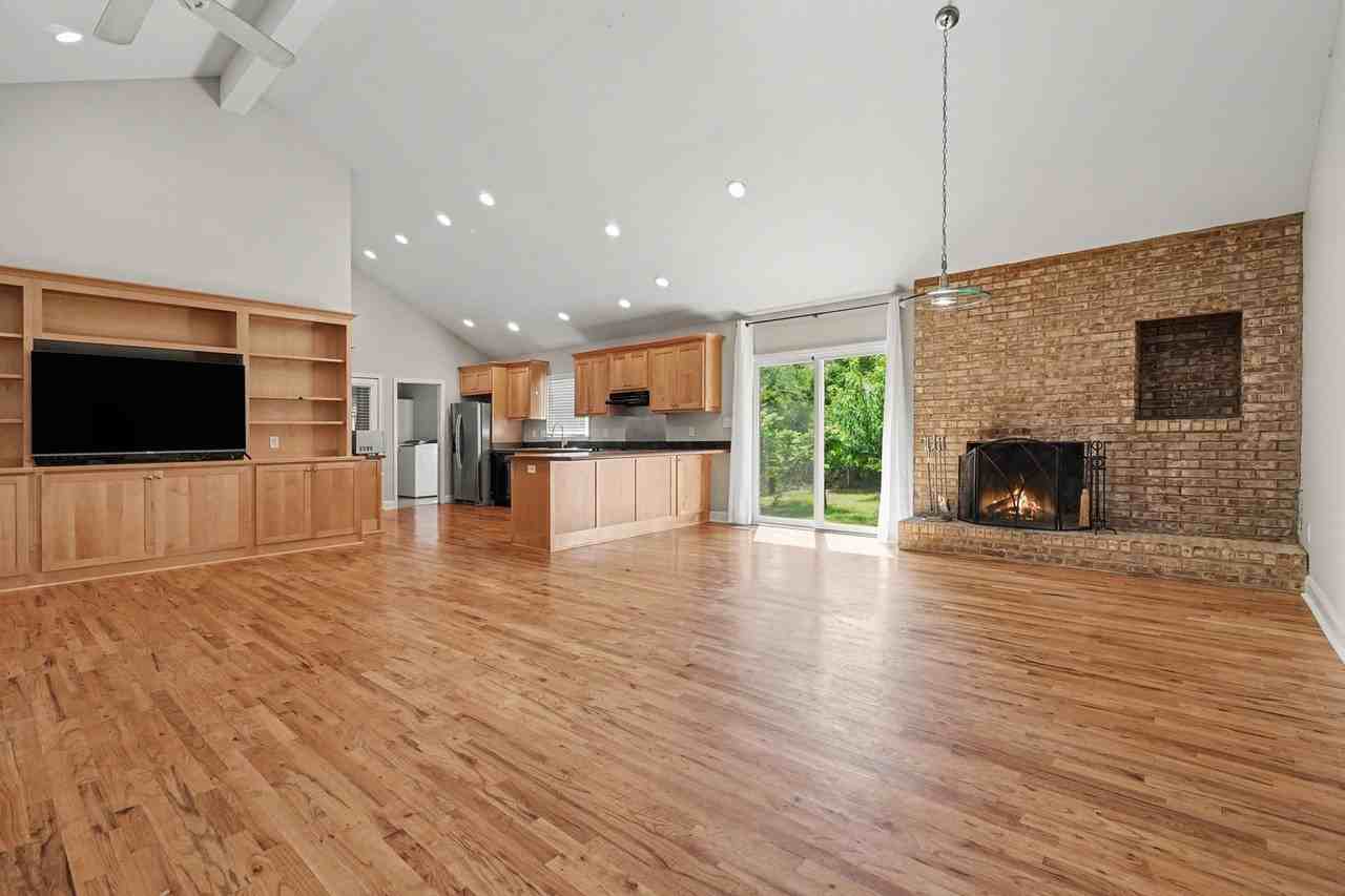 290 University Cir - Photo 2 of 31