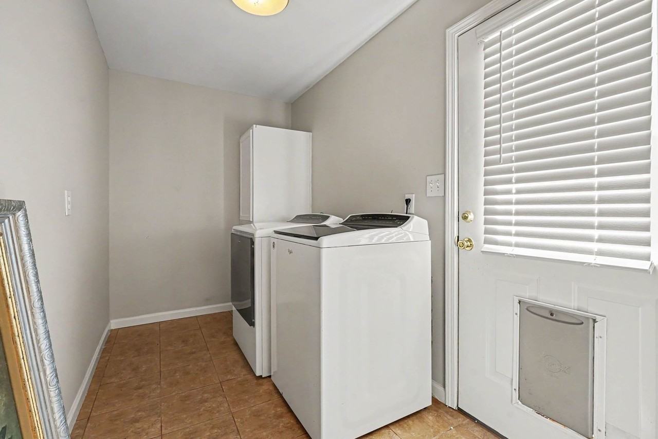 290 University Cir - Photo 5 of 31