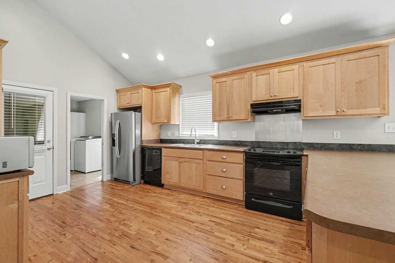 290 University Cir - Photo 6 of 31