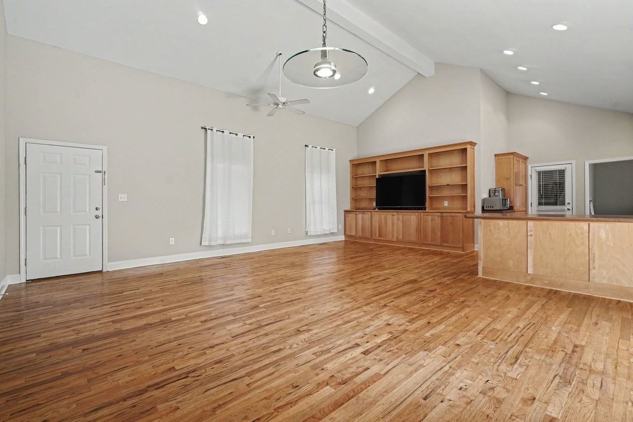 290 University Cir - Photo 7 of 31