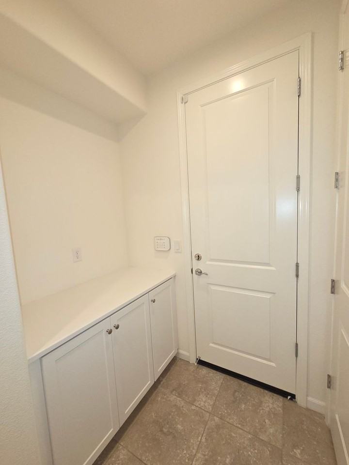 5577 Apex Dr - Photo 4 of 36