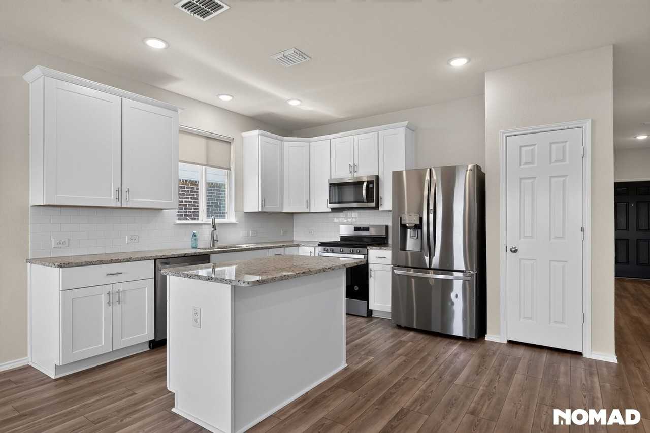 1128 Timberhurst Trl - Photo 2 of 32