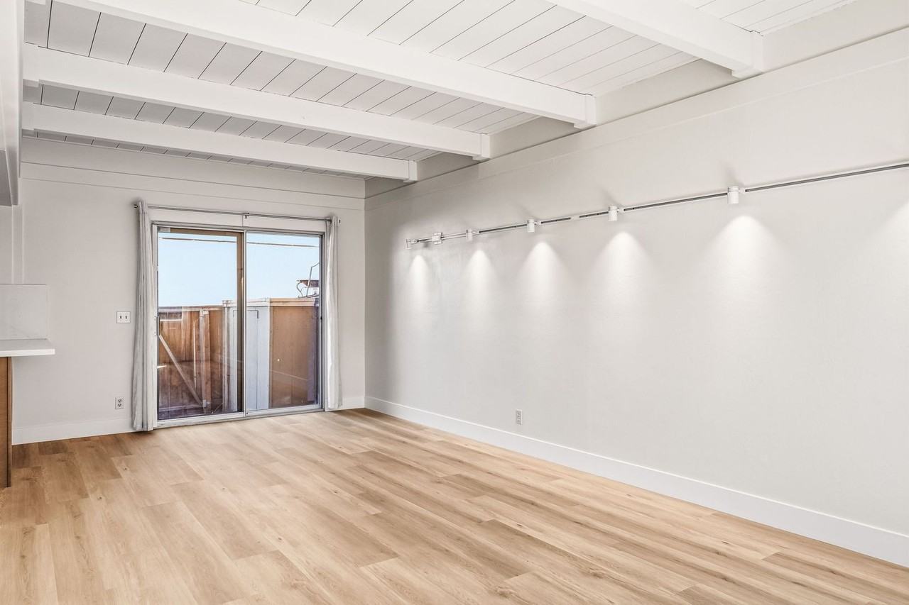532 Tyrella Ave - Photo 5 of 28