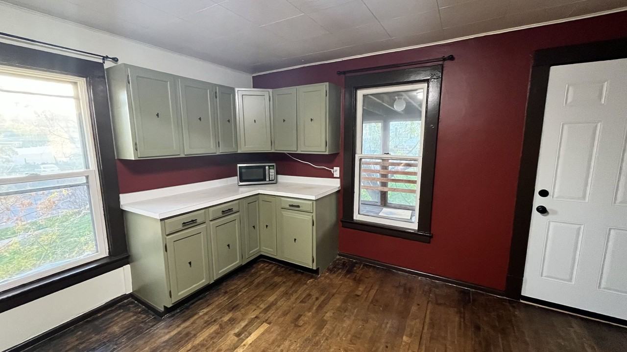 705 E 6th St #2 - Photo 4 of 13