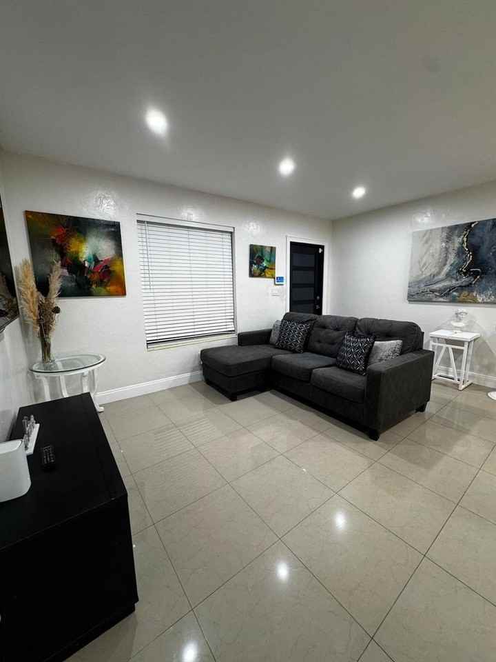 1071 Nw 85th St - Photo 4 of 27