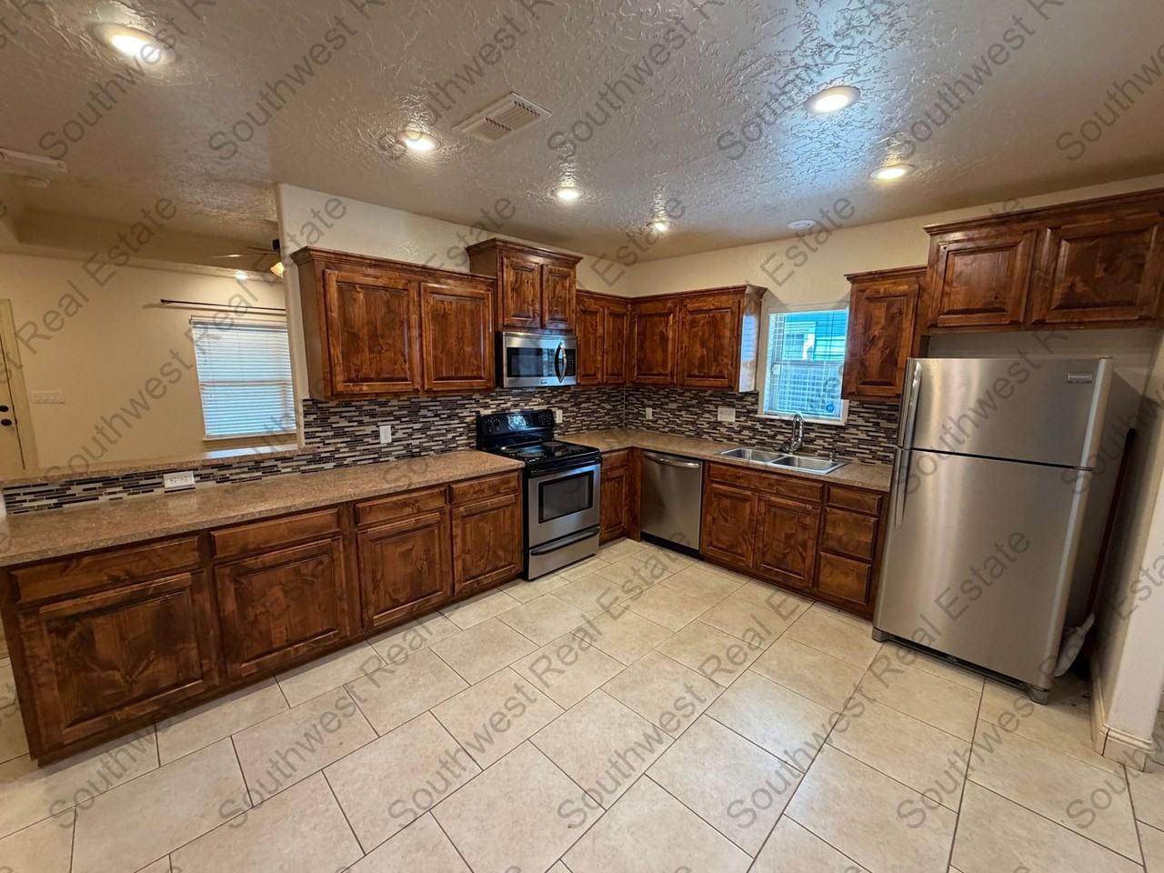 1311 Gidding St - Photo 2 of 20