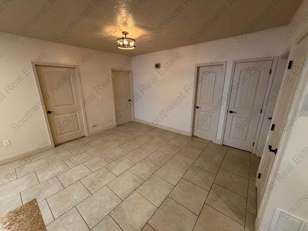 1311 Gidding St - Photo 4 of 20