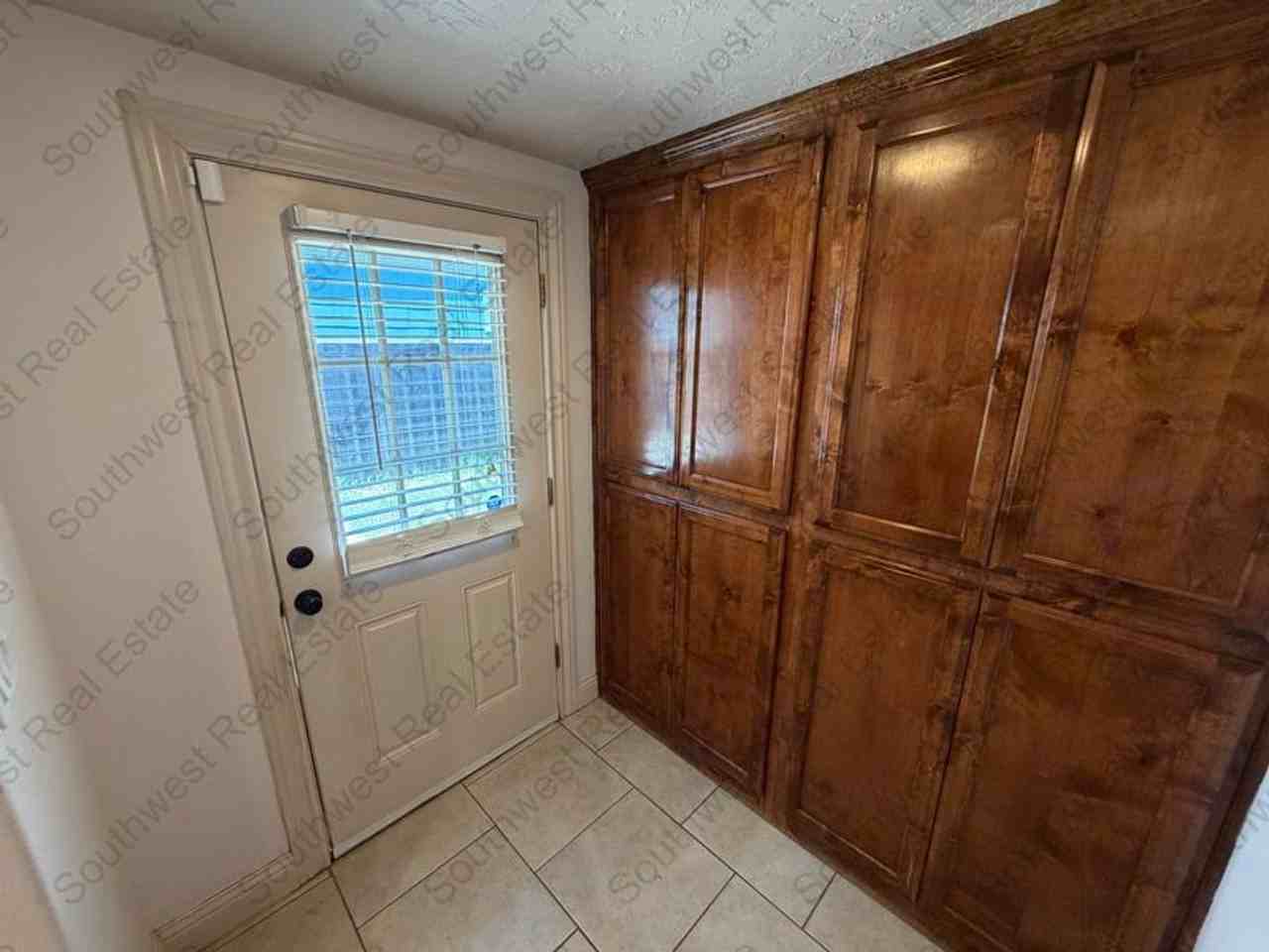 1311 Gidding St - Photo 5 of 20