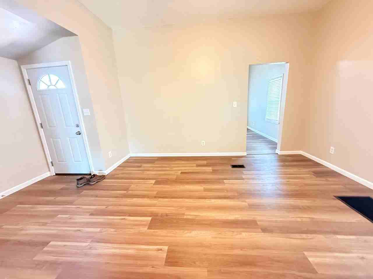 1227 Vincennes St - Photo 5 of 9