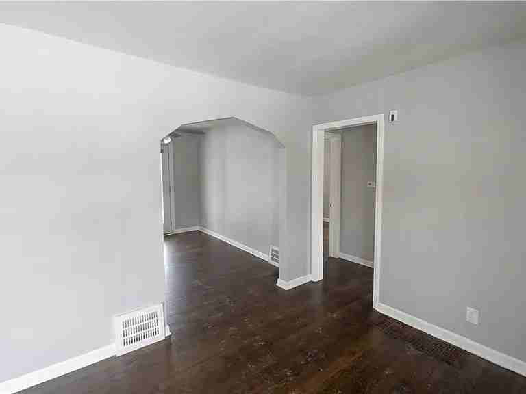715 East 72 Terrace - Photo 4 of 6