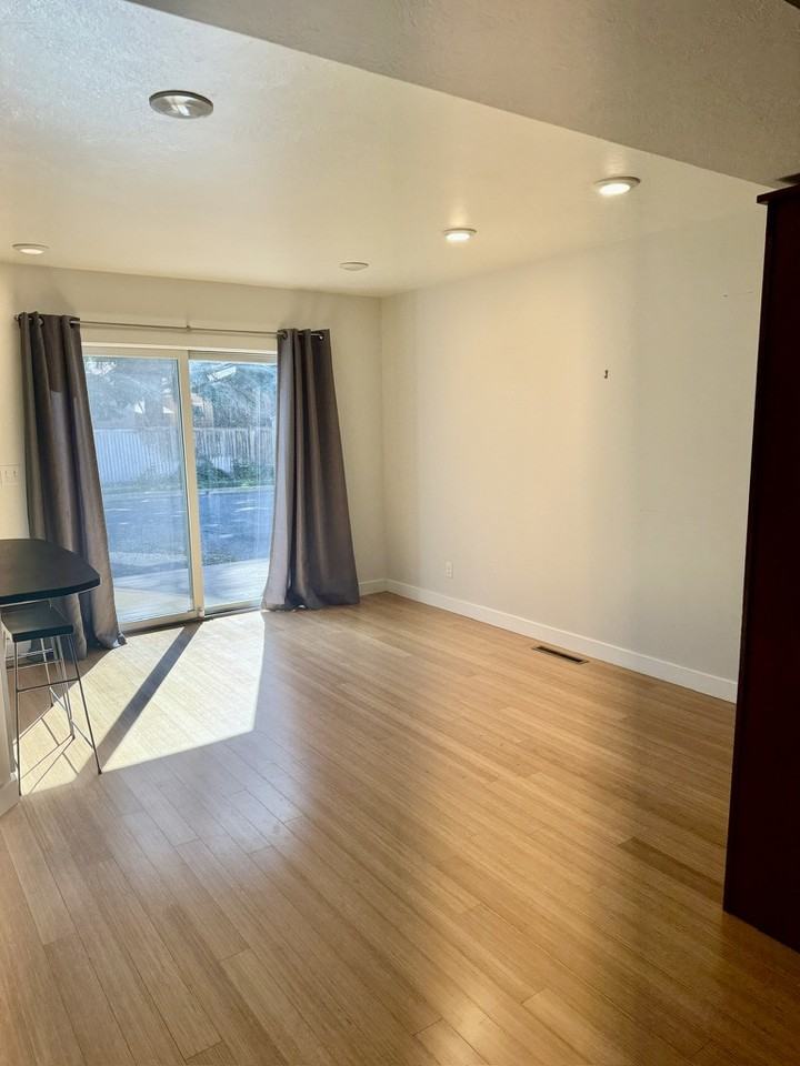 106 E College St - Photo 6 of 20