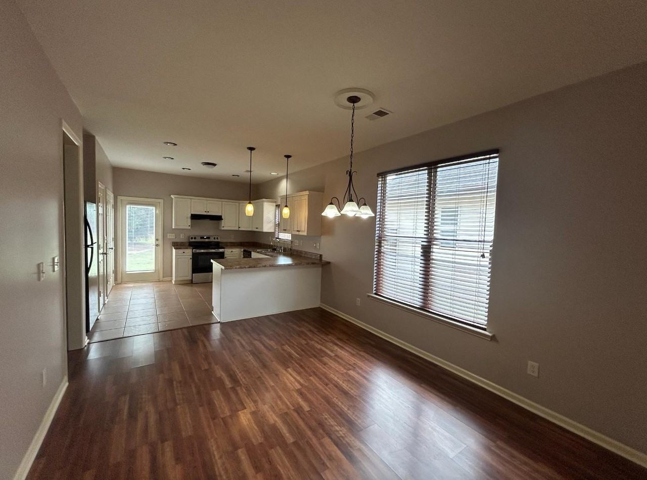 1108 Washington Dr - Photo 4 of 10